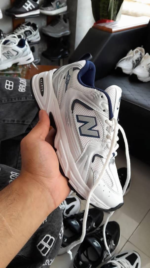 کفش اسپرت سفید سرمه ای