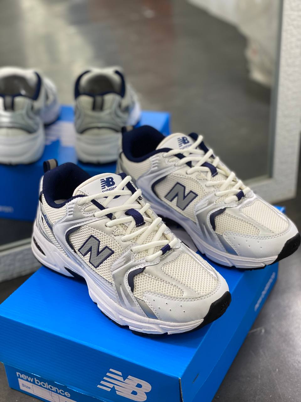 کفش اسپرت سفید سرمه ای